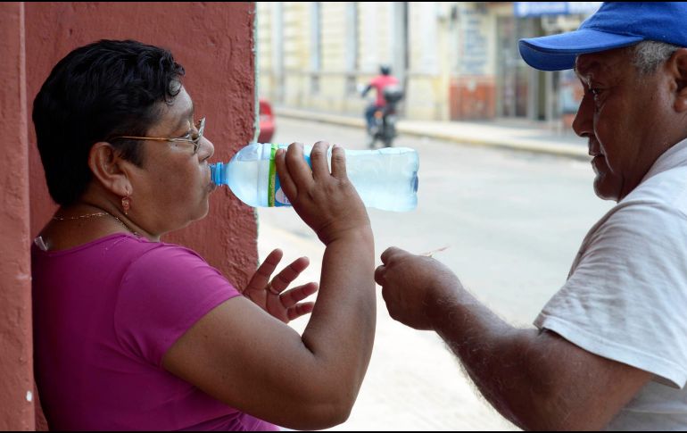 Aconsejan mantenerse hidratado con agua natural y, de ser posible, no acudir a lugares concurridos donde se concentre el calor. NTX / ARCHIVO
