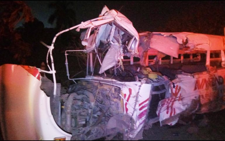 Según los primeros reportes, el camión tipo escolar fue impactado por un tráiler que invadió el carril. ESPECIAL