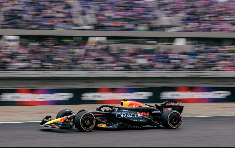 Checo Pérez logró el tercer lugar en el Gran Premio de China. EFE/ A. PLAVEVSKI.