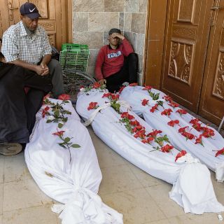 Recuperan 60 cuerpos en fosa común de hospital en Gaza