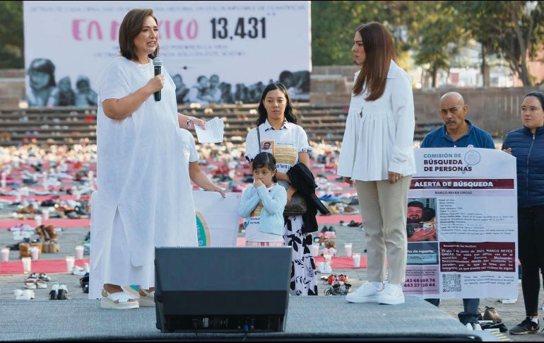 El escenario de la candidata estuvo al centro de centenares de pares de zapatos que visibilizan los infanticidios. EL UNIVERSAL