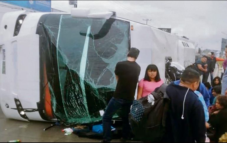 Acudieron paramédicos y bomberos a auxiliar a los heridos en el percance. EL UNIVERSAL