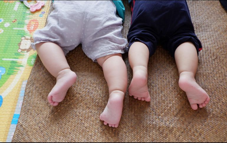 La deshidratación también pueden variar según la edad, en el caso de los bebés o niños pequeños estos son algunos signos. UNSPLASH / Lingchor