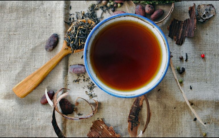 Las personas que toman frecuentemente esta bebida, tienen un menor riesgo de sufrir ataques al corazón. ESPECIAL / Foto de Drew Jemmett en Unsplash