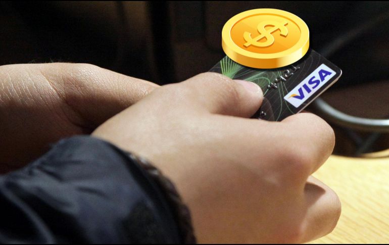 Algunos contratos que firman los negocios con los bancos sí establecen que la comisión no puede ser transferida al tarjetahabiente. AP / ARCHIVO