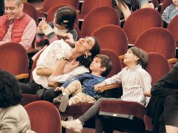 Niños se ven disfrutando de los conciertos familiares de la OFJ, desde el Degollado. CORTESÍA