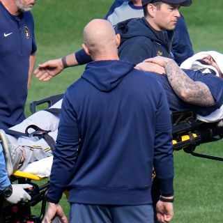 Pelotazo manda al hospital a pitcher de los Brewers