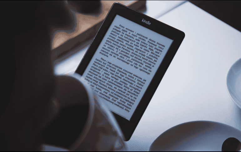Los libros electrónicos se han indo ganando popularidad entre la comunidad lectora debido a que son accesibles y prácticos. ESPECIAL/CANVA