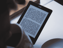 Los libros electrónicos se han indo ganando popularidad entre la comunidad lectora debido a que son accesibles y prácticos. ESPECIAL/CANVA