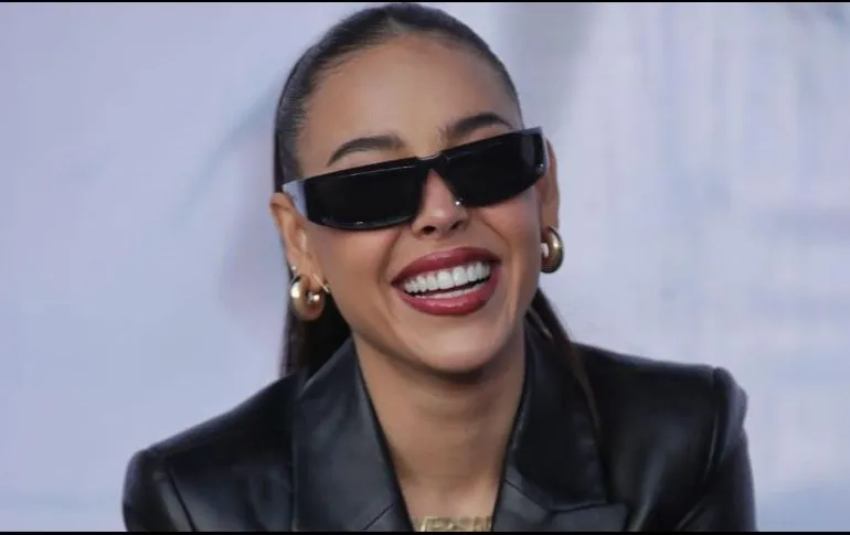 El nuevo video de Danna aborda una temática llena de baile y movimientos sensuales que son fusionados con un toque de ficción al ver como la cantante ingiere un sorbo de una bebida azul y esta la convierte en un alter ego lleno de fantasía y coreografías hechas en medio de una arena rodeada por bailarines que sintonizan los pasos de su canción. SUN/ARCHIVO