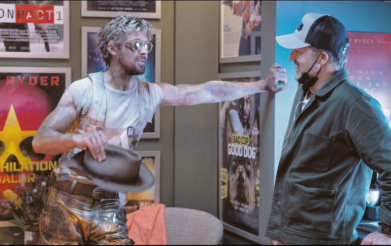 Ryan Gosling (“Colt Seavers”) y el director David Leitch en el set de “The Fall Guy”. CORTESÍA