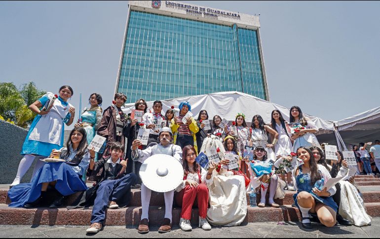 Algunos de los lectores que participaron en el festejo del Día Mundial del Libro acudieron vestidos de personajes literarios. EL INFORMADOR/ H. Figueroa