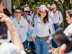 Laura Haro plantó un árbol en Tesistán; ahí prometió soluciones a los problemas de conectividad e inundaciones en la zona. ESPECIAL