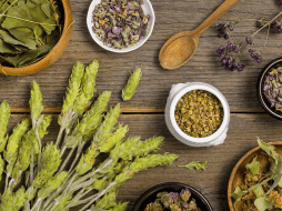 Preparar infusiones con orégano, tomillo y salvia es un proceso sencillo que puede proporcionar beneficios para la salud de tus pulmones. ESPECIAL/FREEPIK