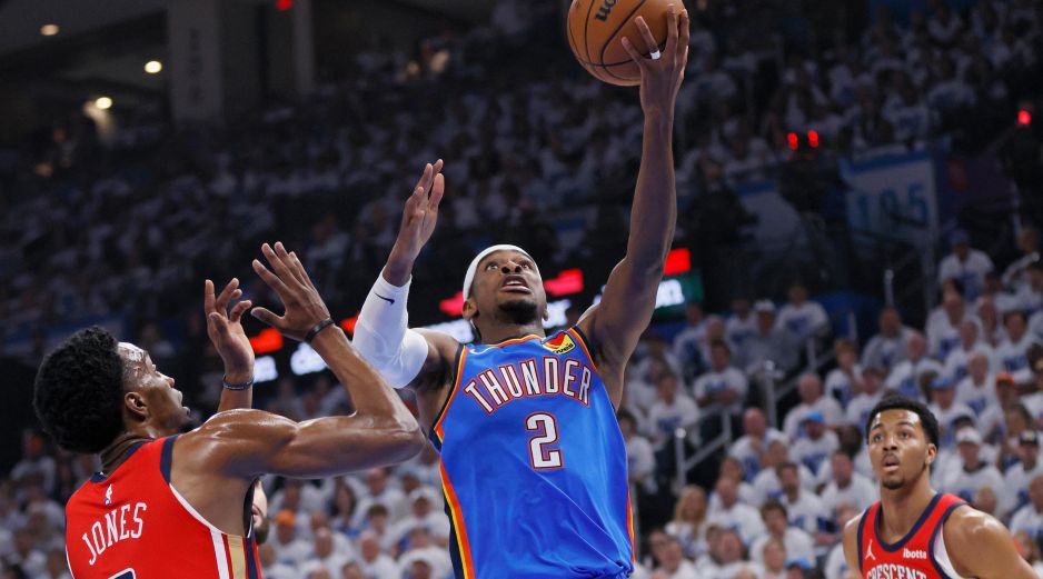 Shai Gilgeous-Alexander (2), del Thunder, dispara mientras Trey Murphy III (25) de los Pelicans, observa. AP/N. Billings