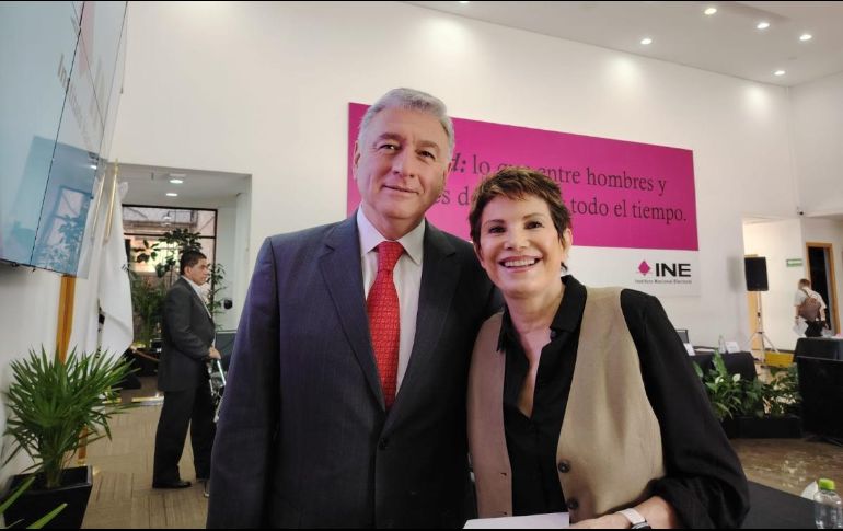 Los periodistas Alejandro Cacho y Adriana Pérez Cañedo, serán los moderadores en el próximo debate presidencial. TWITTER/ @aperezcanedo