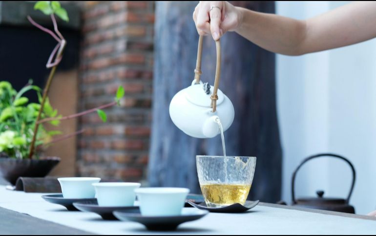 El té de hierbabuena puede relajar durante los episodios de estrés, y que puede atenuar la fatiga mental en tareas cognitivas que requieren de mucha concentración. ESPECIAL / Foto de ORIENTO en Unsplash