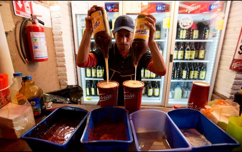 Consumir bebidas alcohólicas y fumar parece acelerar el proceso de mutación de las células, lo que provoca que el riesgo de desarrollar cáncer sea mayor. AP / ARCHIVO