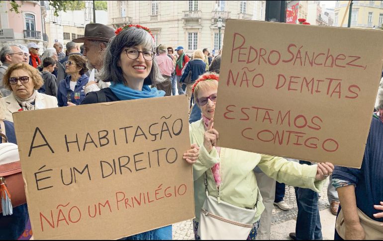 Simpatizantes se reunieron frente a la sede del Partido Socialista en Madrid. EFE