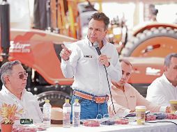 Lemus se comprometió a entregar cosechadoras en verde y desmenuzadoras. ESPECIAL