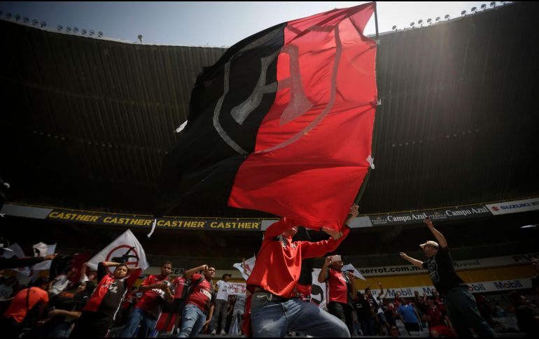 A lo largo de las dos horas y poco más que duraron los trabajos de preparación, los aficionados se hicieron sentir a través de cánticos, tifos y gritos de 