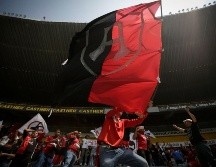 A lo largo de las dos horas y poco más que duraron los trabajos de preparación, los aficionados se hicieron sentir a través de cánticos, tifos y gritos de 