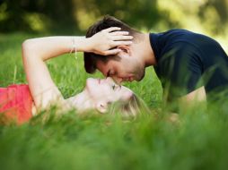 Es importante tomar en cuenta los distintos factores que rodean a una relación amorosa, previo a dar comienzo a una. ESPECIAL/Foto de Pana Koutloumpasis en Pixabay