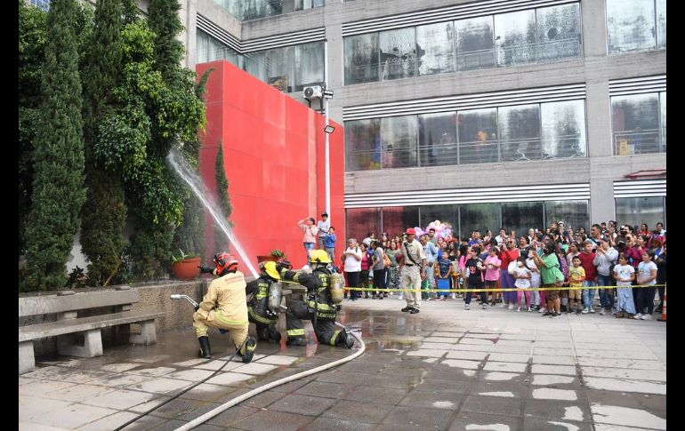 Las actividades comenzaron con una demostración de descensos a rapel de Bomberas y Bomberos disfrazados de superhéroes. CORTESÍA