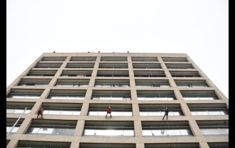 Las actividades comenzaron con una demostración de descensos a rapel de Bomberas y Bomberos disfrazados de superhéroes. CORTESÍA