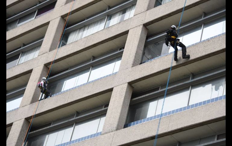 Las actividades comenzaron con una demostración de descensos a rapel de Bomberas y Bomberos disfrazados de superhéroes. CORTESÍA