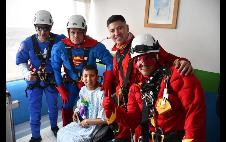 Las actividades comenzaron con una demostración de descensos a rapel de Bomberas y Bomberos disfrazados de superhéroes. CORTESÍA