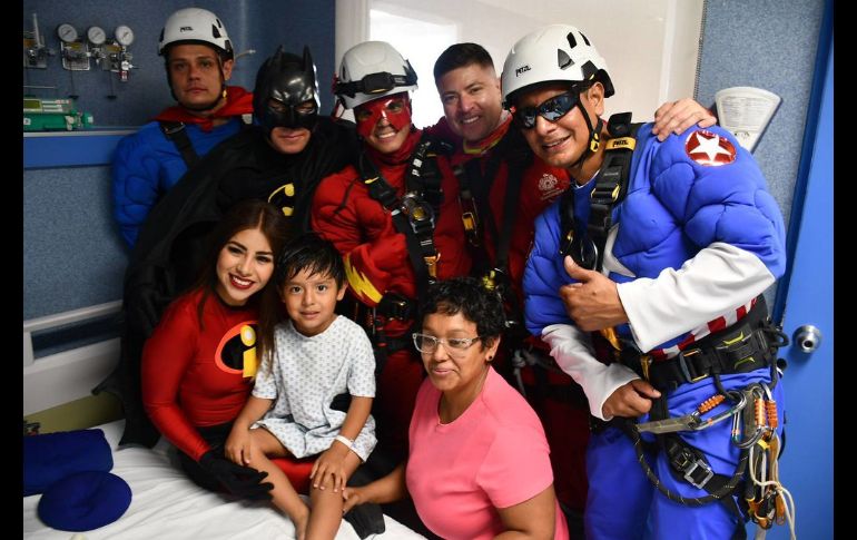 Las actividades comenzaron con una demostración de descensos a rapel de Bomberas y Bomberos disfrazados de superhéroes. CORTESÍA