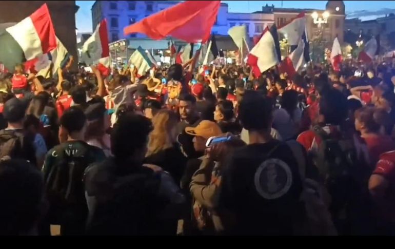 Mantas, fuegos artificiales, cánticos y la ilusión de ganar un nuevo Clásico fue lo que acompañó esta serenata realizada durante la tarde y noche de este viernes en el corazón de la ciudad. EL INFORMADOR / D. Reos