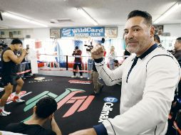 Óscar de la Hoya apuntó que “Canelo” Álvarez ya no pega con la misma intensidad. AFP/K. Djansezian