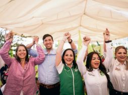 El representante de Futuro acompañado por las candidatas de la coalición en la colonia Miramar. ESPECIAL