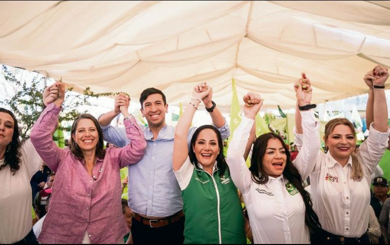 El representante de Futuro acompañado por las candidatas de la coalición en la colonia Miramar. ESPECIAL