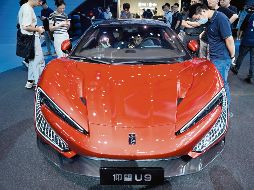 La gente visita un modelo de automóvil Yangwang U9, en el Auto China 2024. AFP/W. Zhao