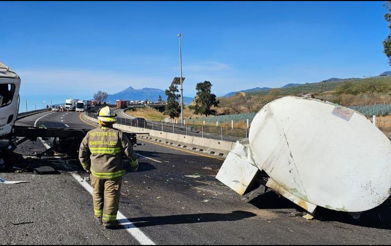 Esta mañana se registró una volcadura de una pipa con capacidad de 20 mil litros cargada con combustible. ESPECIAL