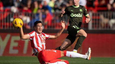 Este es el segundo descenso en la carrera de César Montes. AFP / ARCHIVO