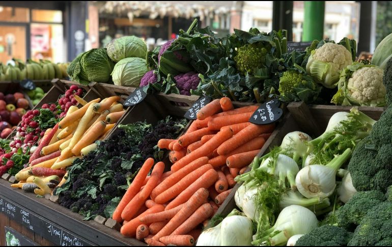 La fibra que esta verdura aporta a nuestro cuerpo colabora con la absorción de nutrientes y mejora el tránsito intestinal. ESPECIAL / Foto de Kate Asplin en Unsplash