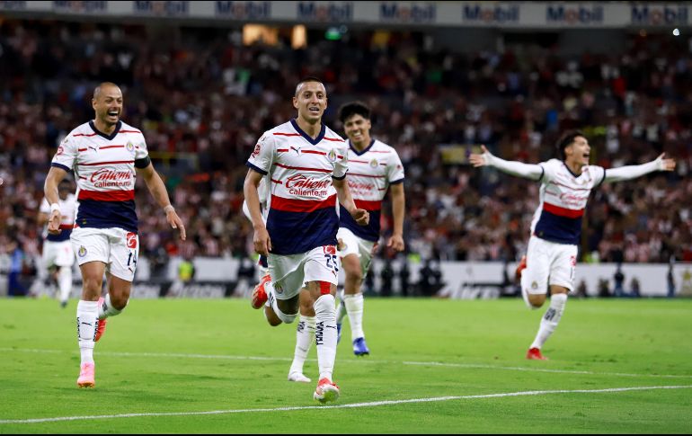 Alvarado metió a Chivas a la liguilla con un golazo al minuto 74. IMAGO7