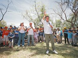 El aspirante de MC estuvo ayer en la Liga de Beisbol Infantil y Juvenil Cuervos de Zapopan. ESPECIAL