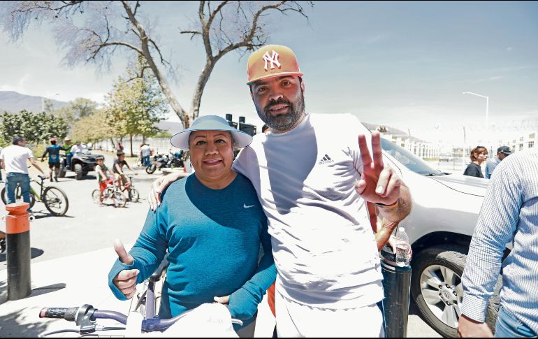 El candidato emecista participó en un recorrido en bicicleta por dos colonias de Tlajomulco. ESPECIAL