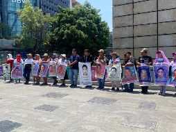 Los familiares de los 43 estudiantes desaparecidos en Iguala, Guerrero, en septiembre de 2014, se reunieron en la Estela de Luz como parte de una jornada de seis días llamada 