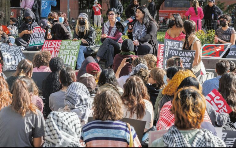 Estudiantes de la Universidad de Nueva York continúan protestando en Washington Square Park. EFE