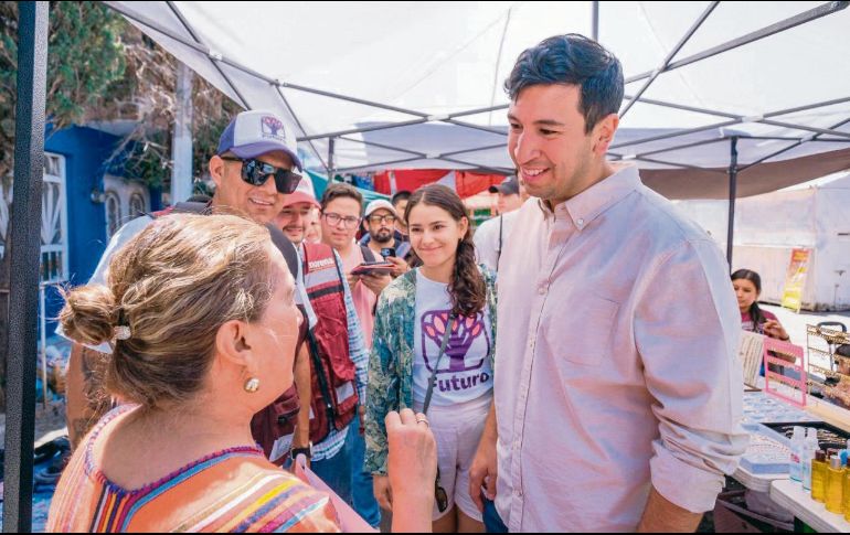 El candidato a primer edil estuvo en el tianguis de La Experiencia. ESPECIAL
