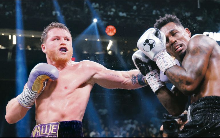 Saúl Álvarez realizó una defensa exitosa de sus cuatro títulos en su más reciente pelea ante Jermell Charlo. AFP