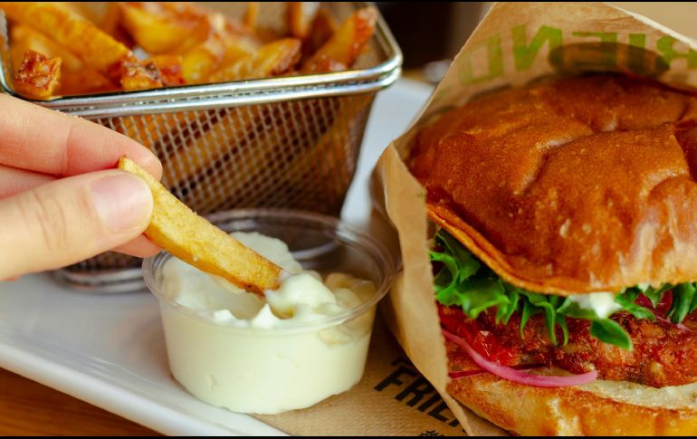 Consumir demasiada en su alimentación incrementa su riesgo de padecer enfermedades cardíacas. UNSPLASH / K8