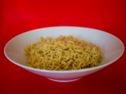 La sopas instantáneas están compuestas de carbohidratos en la pasta; grasas y proteínas; sodio; y el famoso glutamato monosódico, que es el que le da ese peculiar sabor. ESPECIAL / Foto de Miles Burke en Unsplash