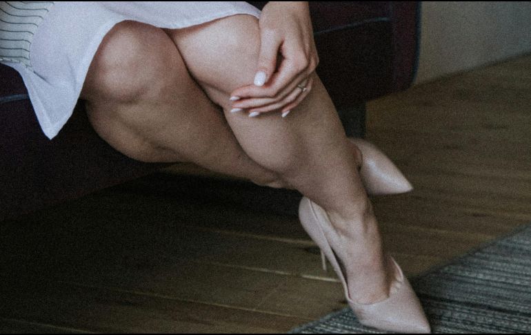 Hacer actividad física de manera regular, mantener una dieta equilibrada, no fumar, y utilizar calzado adecuado puede ayudar a disminuir el dolor causado por las várices. ESPECIAL / Foto de Klara Kulikova en Unsplash